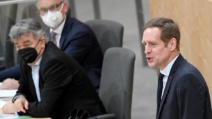 SPÖ-Finanzsprecher Krainer ließ kein gutes Haa an der Senkung der Körperschaftssteuer. (Bild: APA/ROLAND SCHLAGER)