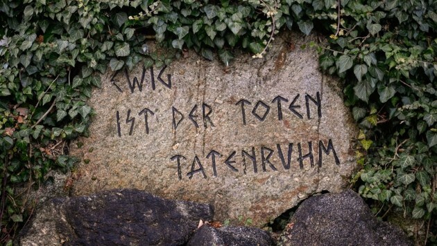 Der „Stein des Anstoßes“ mit dem glorifizierenden Nazi-Spruch in Runen-Schrift (Bild: Alexander Schwarzl)