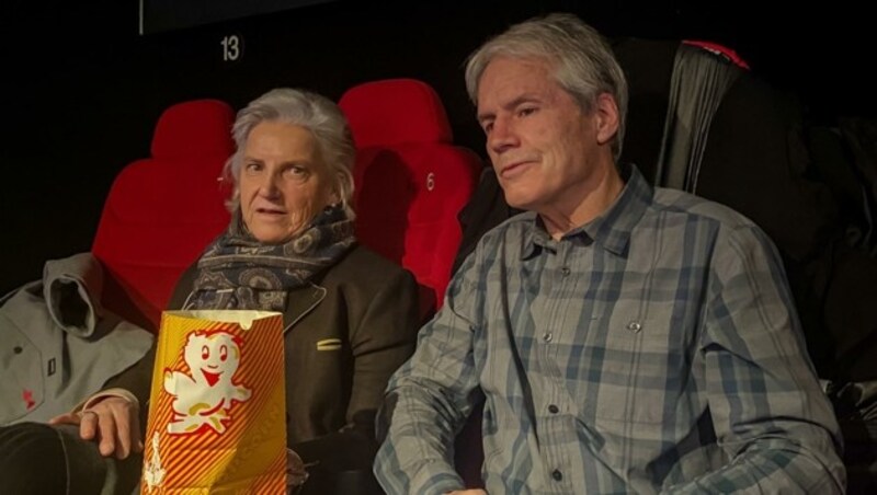 "Rasmus-Hof" Wirtin Signe Reisch mit dem bekannten kanadischen Ex-Skirennläufer Ken Read bei der Filmpremiere. (Bild: Berger Hubert)