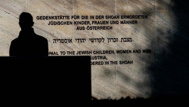 Die im November des Vorjahres in Wien eingeweihte Gedenkmauer für die Opfer der Shoah (Bild: APA/AFP/JOE KLAMAR)