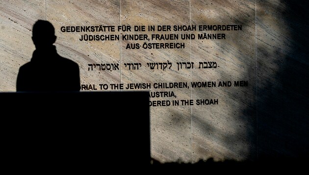 Die im November des Vorjahres in Wien eingeweihte Gedenkmauer für die Opfer der Shoah (Bild: APA/AFP/JOE KLAMAR)