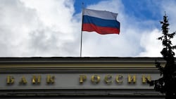 Eine russische Fahne weht über dem Hauptsitz der Zentralbank in der Innenstadt Moskaus. (Bild: APA/AFP/Kirill KUDRYAVTSEV)