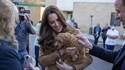 Herzogin Kate war von dem zuckersüßen Therapiehund „Alfie“ mehr als angetan. (Bild: AFP)