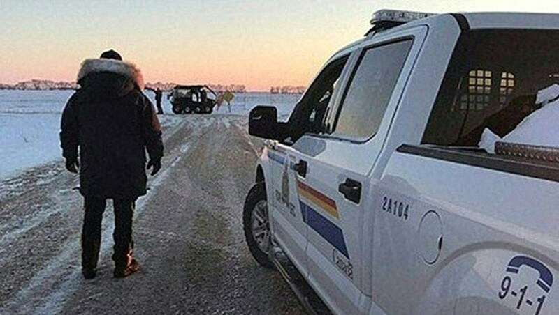 Mitglieder der Royal Canadian Mounted Police in Emerson, in der Provinz Manitoba, am Ort des Unglücks (Bild: AFP/ Royal Canadian Mounted Police)