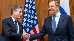 Russlands Außenminister zeigte sich bei der Begrüßung deutlich besser gelaunt als sein US-amerikanischer Amtskollege (rechts Lawrow, links Blinken). (Bild: AP)
