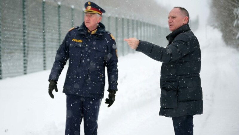 Generalmajor Robert Strondl und Innenminister Gerhard Karner (ÖVP) besichtigten Freitagmorgen bei dichtem Schneetreiben die litauische EU-Außengrenze zu Belarus. (Bild: APA/BMI/JÜRGEN MAKOWECZ)