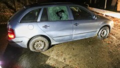 Dieser Wagen fuhr plötzlich im Rückwärtsgang auf die Beamten zu. (Bild: APA/FOTOKERSCHI.AT/WERNER KERSCHBAUMMAYR)