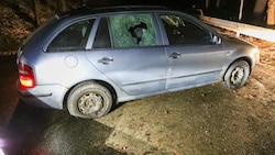 Dieser Wagen fuhr plötzlich im Rückwärtsgang auf die Beamten zu. (Bild: APA/FOTOKERSCHI.AT/WERNER KERSCHBAUMMAYR)