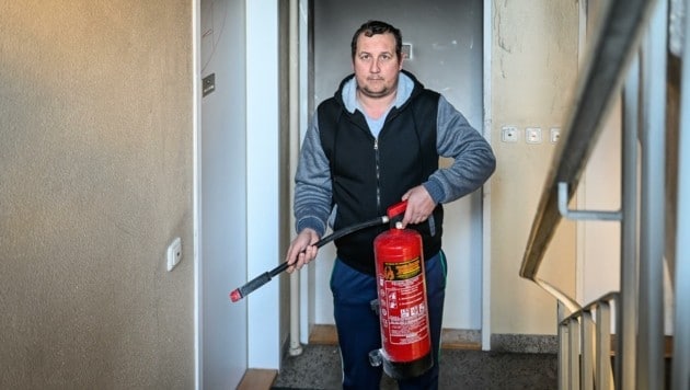 Der tödliche Brand passierte in diesem Wohnblock in Traun. Nachbar Radu Hozan versuchte noch, die Flammen zu bekämpfen. Er hatte mit seiner Frau die kranke Nachbarin gepflegt. (Bild: Alexander Schwarzl)