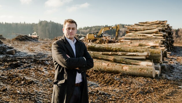 Landesrat Stefan Kaineder (Grüne) beklagt, dass in ganz Oberösterreich die Bodenversiegelung ungehemmt weitergehe, wie in Ohlsdorf. (Bild: Werner Dedl)