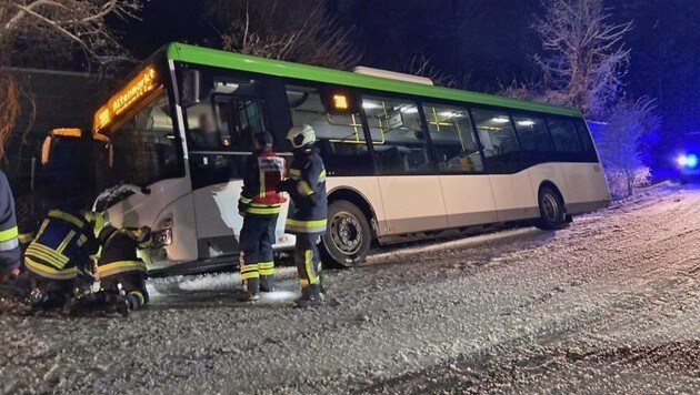 Zwischen Heiligenkreuz und Sattelbach rutschte ein Bus in den Graben – keine Verletzten! (Bild: Stefan Schneider)