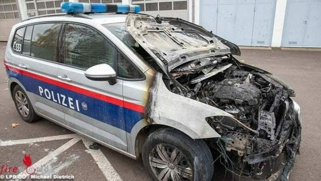 Das Polizeiauto nach dem Brandanschlag. (Bild: LPD OÖ/Michael Dietrich)