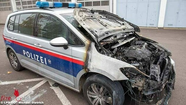 Das Polizeiauto nach dem Brandanschlag. (Bild: LPD OÖ/Michael Dietrich)