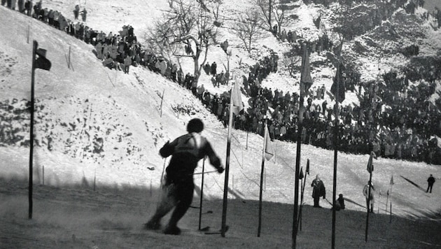 Viele Zuseher jubelten den Skifahrerinnen zu. (Bild: Museum Kitzbühel)