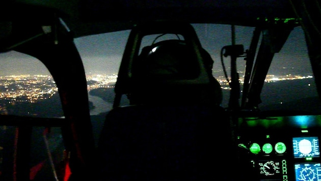 Blick ins Cockpit, links unten ist die Donau zu erkennen, die hell erleuchtete Stadt im Hintergrund ist Hainburg. (Bild: P. Huber)