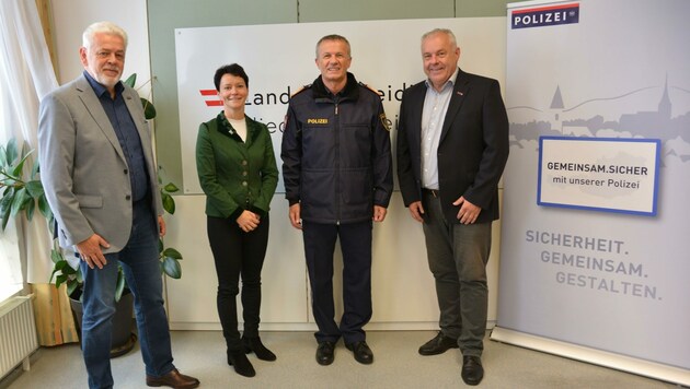 Gemeinsam für sichere Straßen: Bernhard Treibenreif (1.v.re) und Polizeichef Franz Popp (2.v.re). (Bild: Dieter Höller)