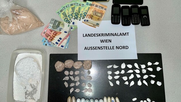 Drogen, Handys und Bargeld wurden bei der Hausdurchsuchung sichergestellt. (Bild: BPD Wien)