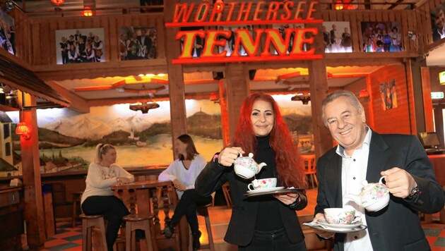 Gabriela Modrea und „Tenne“-Betreiber Rudi Mally laden jeden Samstag zur Tea-Time (Bild: Rojsek-Wiedergut Uta)