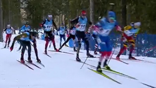 Vytautas Strolia hebt den Ski seines Kontrahenten auf. (Bild: twitter.com/IBU_WC)