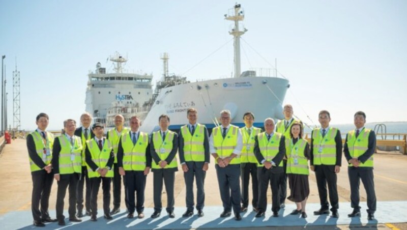 Vertreter der HESC-Initiative vor dem ersten Wasserstofftanker Suiso Frontier, der Wasserstoff von Australien nach Japan transportieren soll. (Bild: hydrogenenergysupplychain.com)