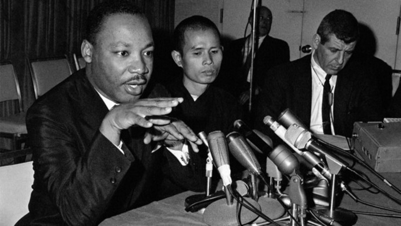 Thich Nhat Hanh bei einer gemeinsamen Pressekonferenz mit Martin Luther King Jr. (Bild: ASSOCIATED PRESS)