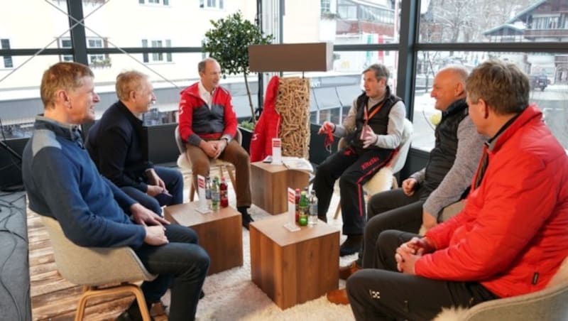 „Krone“-Herausgeber Christoph Dichand (3.v.l.) begrüßte Anton Bodner (3.v.r.) und Christian Wörister (2.v.r.) im Krone Media Center. (Bild: Pail Sepp)