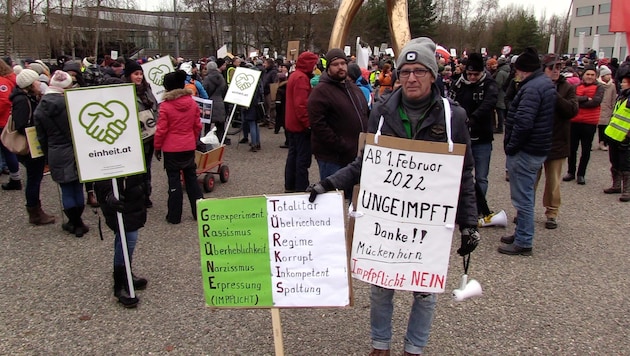 Wesentlich weniger Demonstranten als an den Wochenenden hatten sich am Montag in Bregenz eingefunden. (Bild: Maurice Shourot)