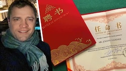 Johann Gudenus und die Urkunde der „Peking Society in Hongkong“ (Bild: zVg, Krone KREATIV)