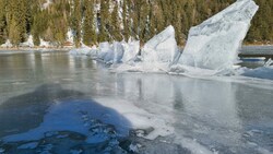 In der Ostbucht des Weißensees bilden sich durch Temperaturschwankungen kleine Eisberge. Der Bereich, aus dem die Schollen ragen, ist wegen der hohen Einbruchgefahr abgesperrt. (Bild: Norbert Jank)