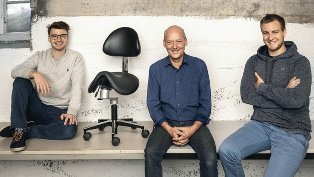 Das Start-up rund um Walter Schindlegger (M.), Thomas Riegler (l.) und Markus Franz-Riegler holt mit Aktivsessel Schwung. (Bild: tech2b/Andreas Balon)
