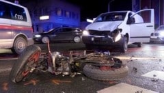 Das Kleinmotorrad prallte frontal gegen den Kastenwagen. Der Zweiradlenker wurde schwerst verletzt. (Bild: Maurice Shourot)