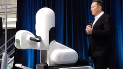 Elon Musks Neuralink will Nutzern mithilfe eines Implantationsroboters ins Gehirn einpflanzen. (Bild: APA/AFP/Neuralink)