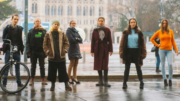 Die Aktivisten der LobauBleibt-Delegation vor dem Wiener Rathaus (Bild: System Change not Climate Change)