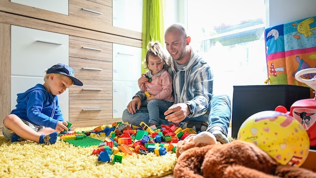 Ein Mann in der Kindergartenpädagogik ist ein überaus seltenes Bild. Liegt's da nur am Verdienst? (Bild: Alexander Schwarzl)