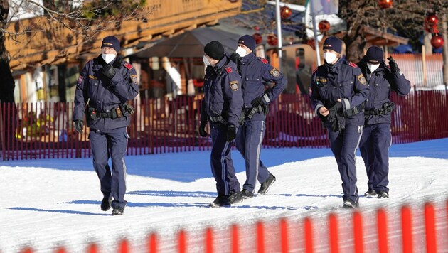 Nicht nur in der Innenstadt von Kitzbühel, sondern auch im Zielgelände drehten Polizeibeamte ihre Runden. (Bild: Sepp Pail)