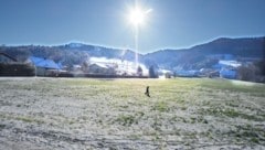 Diese Öko-Wiese soll – samt plätscherndem Bacherl – bald verbaut und verrohrt werden. (Bild: Gabriele Moser)