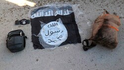 Fahne und Taschen von IS-Kämpfern, die von den kurdisch-geführten Demokratischen Kräften Syriens nach einem Angriff auf das Gweiran-Gefängnis in Hassakeh im Nordosten Syriens festgenommen wurden, (Bild: AP)