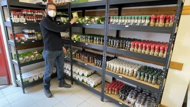 Benjamin Flassig in der Foodpoint Filiale in Oberwart. Täglich kommt mehr Ware. (Bild: Schulter Christian)