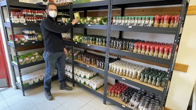 Benjamin Flassig in der Foodpoint Filiale in Oberwart. Täglich kommt mehr Ware. (Bild: Schulter Christian)
