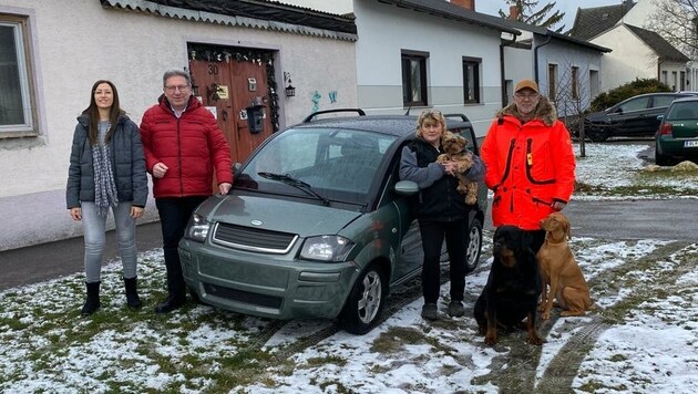 Jenny Mester, Bürgermeister Gerhard Zapfl, Tina Rosner mit ihren Hunden und Erich Weisz mit dem neuen Fahrzeug. (Bild: Karin Zapfl)