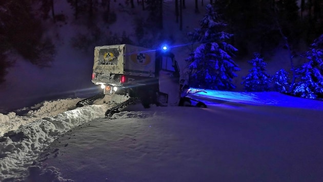 Eine verirrte Skitourengeherin musste in Admont mit einem Spezialfahrzeug gerettet werde, weil ein Hubschraubereinsatz nicht möglich war. (Bild: Bergrettung Steiermark)