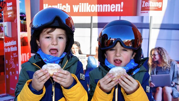 Faschingskrapfen essen die 2 Brüder Luca (7, links) und Yannic (6, rechts) Weger aus Irschen. (Bild: ROLAND_HOLITZKY)