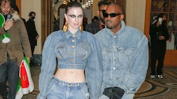 Kanye West und Julia Fox bei der Kenzo Modenschau (Bild: Sipa Press / Action Press/Sipa / picturedesk.com)