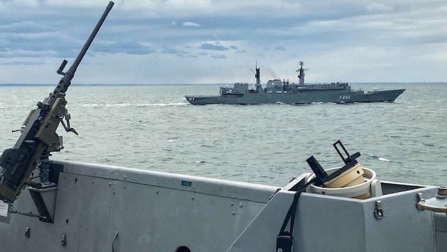 Blick von der französischen Auvergne auf die rumänische Regina Maria im Dezember im Schwarzen Meer vor Constanta (Bild: AFP)