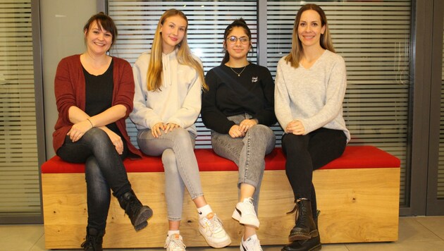 Die Leiterinnen von Sindbad Klagenfurt, Johanna Zwittnig (re) & Sabrina Reibnegger (li), mit Mentees Celine & Soolin. (Bild: zVg)