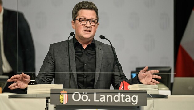 Wenn SPÖ-Klubchef Lindner Anfragen an ÖVP-Regierungsmitglieder stellt, fallen die Antworten aus seiner Sicht oft unbefriedigend aus. Mit deren Veröffentlichung soll sich das ändern. (Bild: Alexander Schwarzl)
