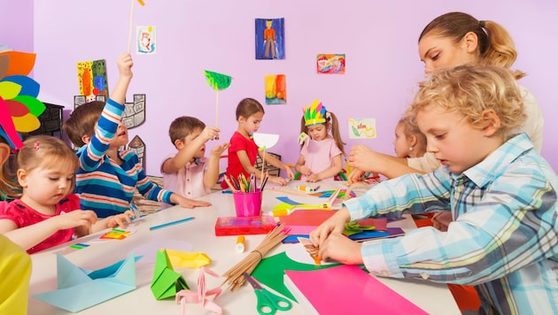 Kindergärtner müssen größere Gruppen beaufsichtigen, weil es zu wenige Mitarbeiter gibt. (Bild: stock.adobe.com/Sergey Novikov (SerrNovik) ripicts.com)