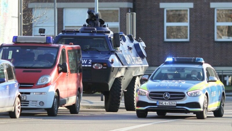 Die Polizei rückte beim mutmaßlichen Amoklauf auch mit einem Panzer an. (Bild: APA/AFP/Daniel Roland)