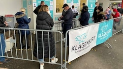 Schlangen vor Test-Containern sieht man derzeit täglich - und auch mehr positive Tests. (Bild: Peter Kleinrath)