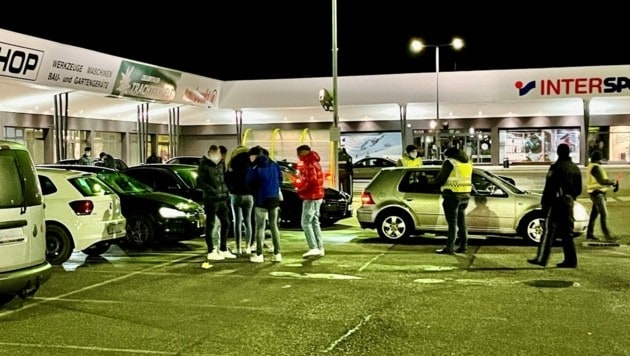 Nach dem Einschreiten der Polizei blieben von fast 200 Tuning-Fans nur ein paar wenige auf dem Parkplatz in Unterwart übrig. (Bild: Christian Schulter)